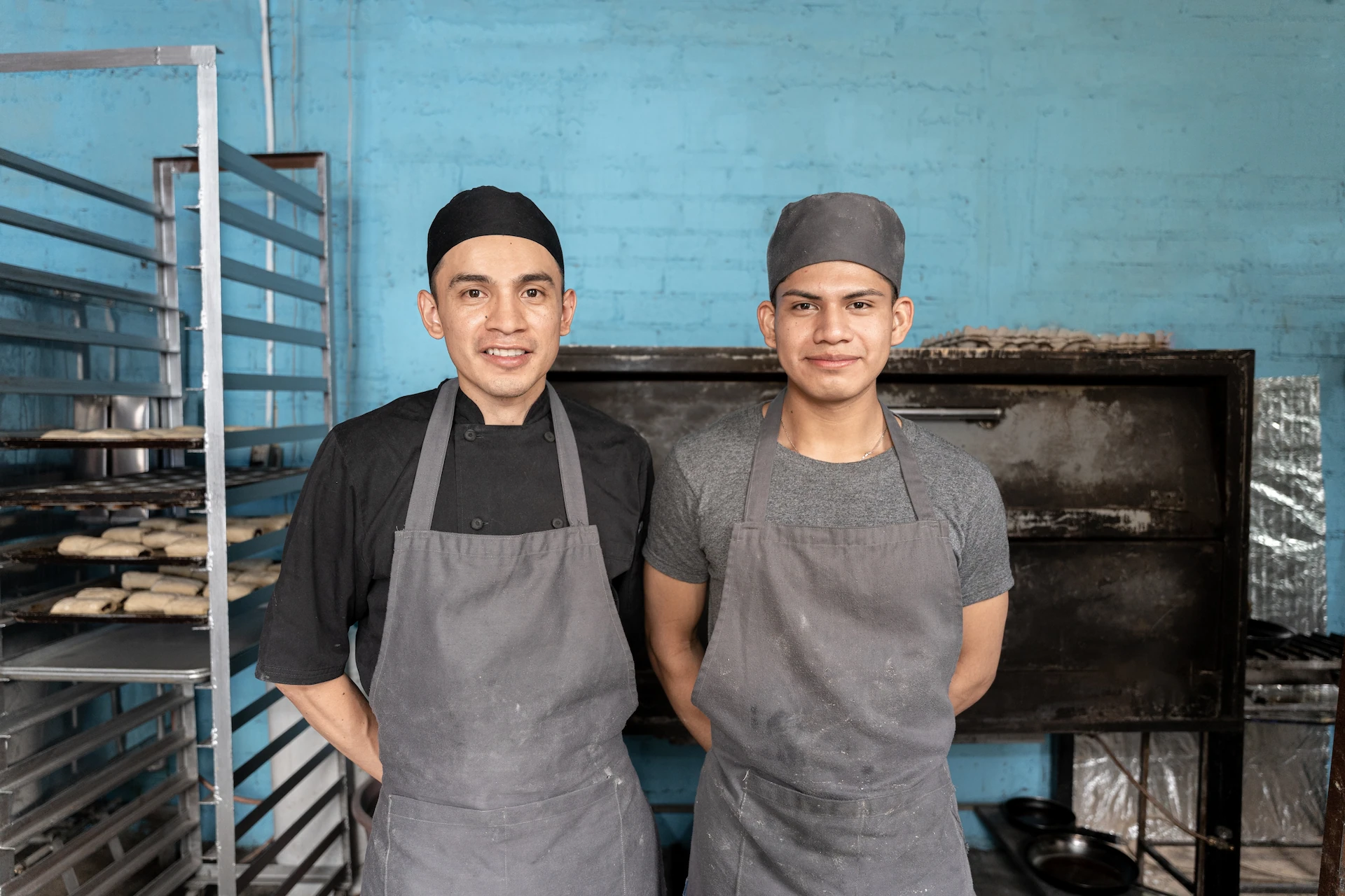 RESICO en México con facturas electrónicas y empresario gestionando impuestos desde una plataforma digital