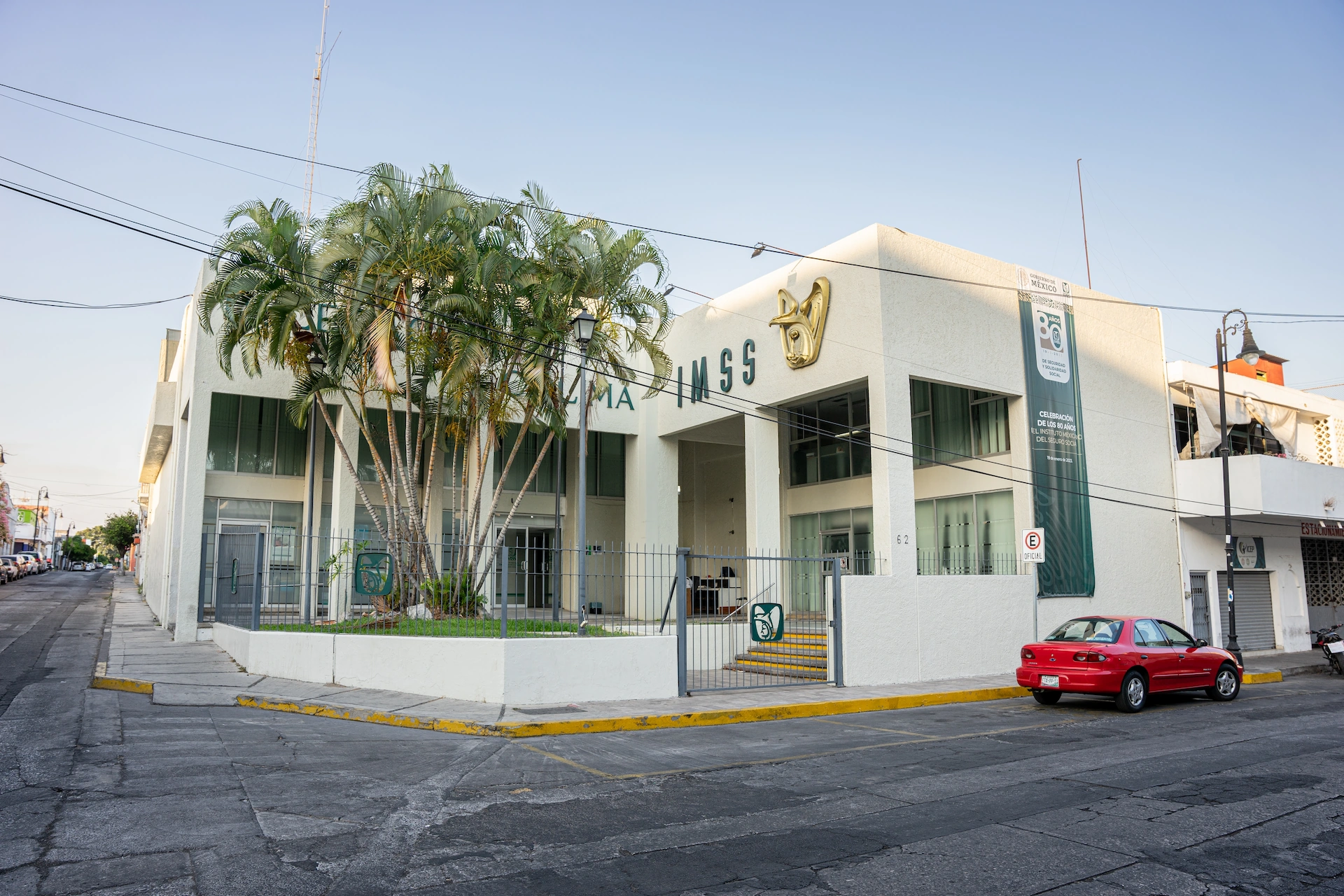 Trabajador en México revisando sus aportaciones y semanas cotizadas del IMSS en una computadora